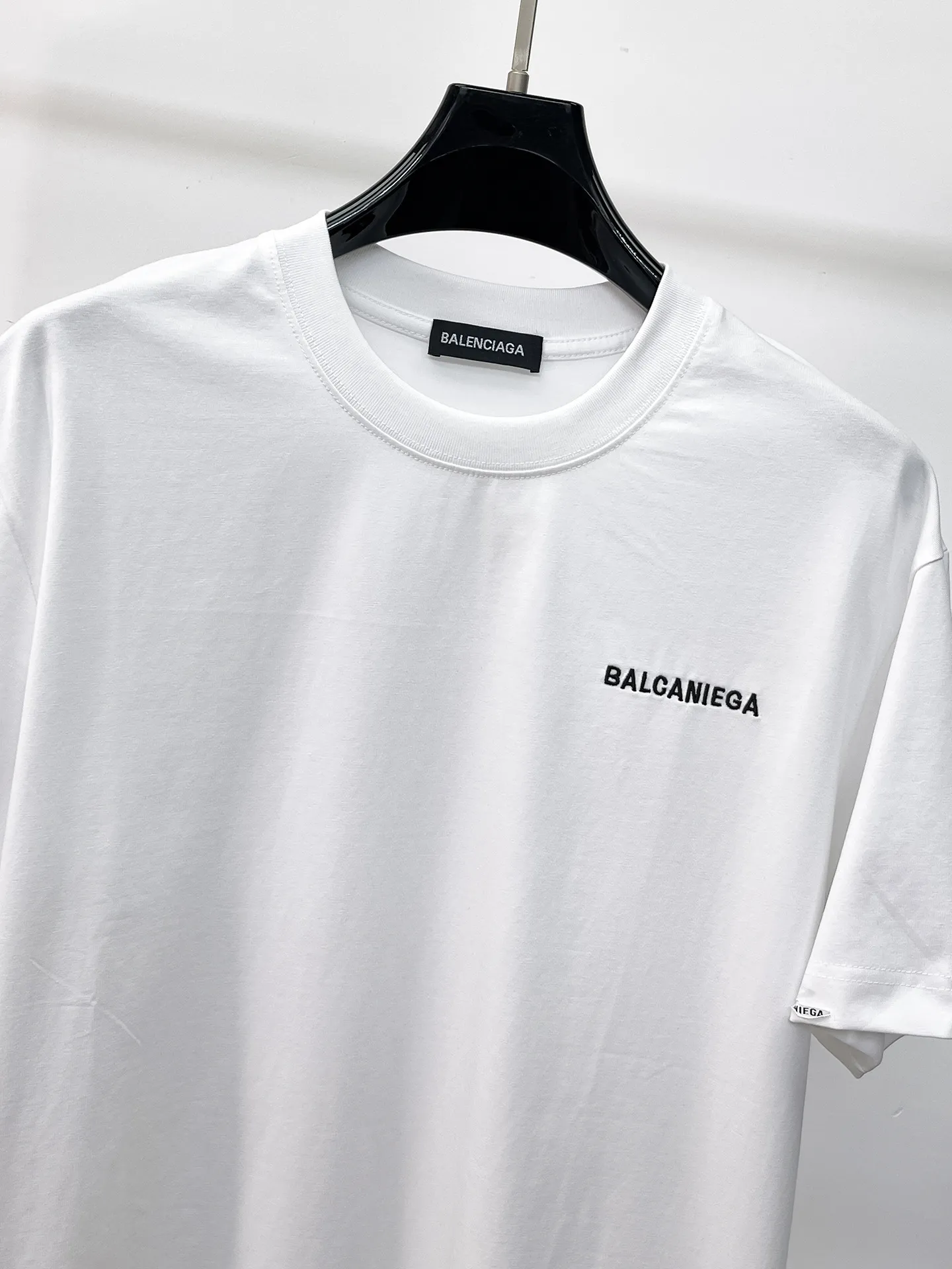 Balenciaga's high-end top-quality products 🐮2026 Spring and Summer New Arrival first counter, the latest New Arrival short-sleeved round neck T-shirt, Premium customized design, avant-garde and fashionable! Brand logo heavy craftsmanship design Premium customized 260g fabric. Soft to the touch. Comfortable to wear. Counter-level exquisite stitching. Fine workmanship. The upper body effect is incomparably handsome! A must-have item for men and women with the same style! Sizes: S~XXL When placing an order, please state your height and weight. The maximum wearing size is 210 pounds (one size larger)